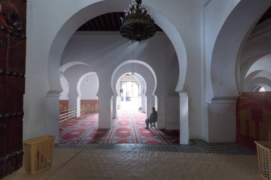 Fes, Fas 20 Aralık 2019 - Konaklama için binanın iç avlusu, Fez, Fas, Afrika Geleneksel Fas Riad İslami mimarisi