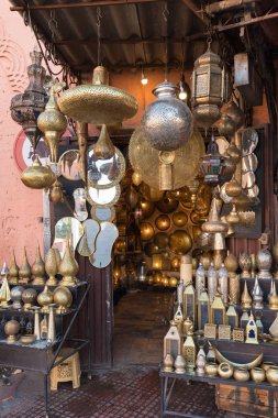 Medine 'deki markette Fas tarzı lambalar asılıydı. Hediyelik eşya dükkanları, Marakeş. Geleneksel Fas pazarı, Afrika 'da Fas. Marakeş 'te dükkan ya da Aralık 2019' da alınmış Fes. Güzel hediye.
