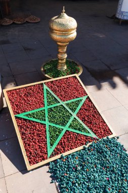 Fes, Fas 20 Aralık 2019 - Konaklama için binanın iç avlusu, Fez, Fas, Afrika Geleneksel Fas Riad İslami mimarisi