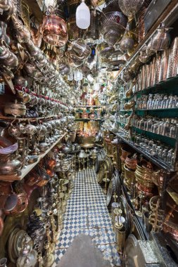 Medine 'deki markette Fas tarzı lambalar asılıydı. Hediyelik eşya dükkanları, Marakeş. Geleneksel Fas pazarı, Afrika 'da Fas. Marakeş 'te dükkan ya da Aralık 2019' da alınmış Fes. Güzel hediye.