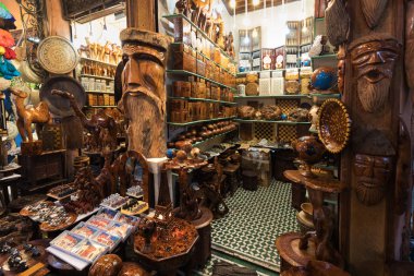 Medine 'deki markette Fas tarzı lambalar asılıydı. Lambalar ve hediyelik eşya dükkanları, Marakeş. Geleneksel Fas pazarı, Afrika 'da Fas. Aralık 2019 'da Marakeş' te veya Fes 'te mağaza alındı 