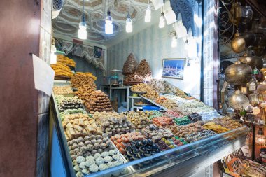 Yemek ve çay için baharatlar. Marakeş, Fes, Fas, Afrika 'daki sokak marketi. Fas mutfağı. Medine 'deki geleneksel Fas pazarı. Gezginler için güzel bir hediye. Güzel arka plan konsepti.