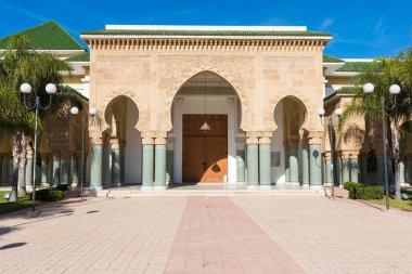 Hasan II Camii, Fas 'ın Kazablanka şehrinde bir camidir. Afrika 'daki en büyük camidir ve dünyanın en büyük üçüncü camisidir. Projenin minaresi, 210 metre İnşaat Detaylarıyla dünyanın en yüksek ikinci minaresi oldu.