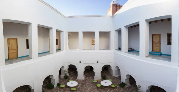 モロッコのフェス12月20 2019 宿泊施設 フェズ モロッコ アフリカのための建物の中庭モロッコの伝統的なRiadイスラム屋内建築の眺め — ストック写真