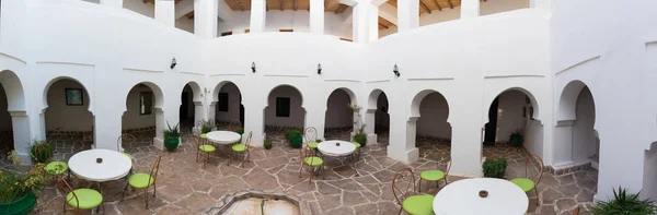 モロッコのフェス12月20 2019 宿泊施設 フェズ モロッコ アフリカのための建物の中庭モロッコの伝統的なRiadイスラム屋内建築の眺め — ストック写真