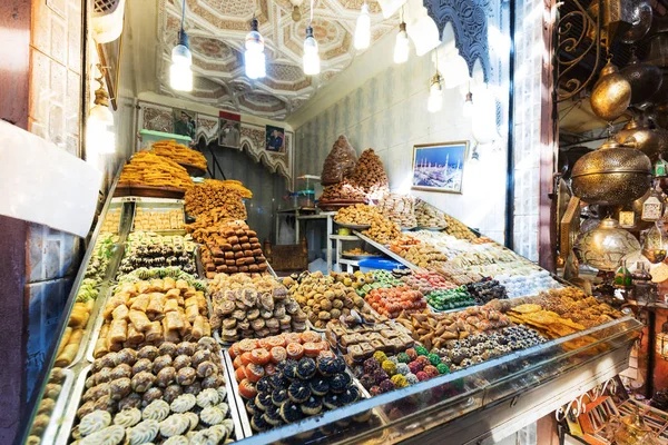 Yemek ve çay için baharatlar. Marakeş, Fes, Fas, Afrika 'daki sokak marketi. Fas mutfağı. Medine 'deki geleneksel Fas pazarı. Gezginler için güzel bir hediye. Güzel arka plan konsepti.