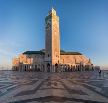 Hasan II Camii, Fas 'ın Kazablanka şehrinde bir camidir. Afrika 'daki en büyük camidir ve dünyanın en büyük üçüncü camisidir. Projenin minaresi, 210 metre İnşaat Detaylarıyla dünyanın en yüksek ikinci minaresi oldu.