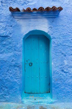 Chefchaouen, Fas, Afrika 'daki geleneksel tipik Fas mimari ayrıntıları mavi duvarları, kapıları ve pencereleri olan mavi Medine' nin güzel caddesi. Gezginler için en popüler hedef.
