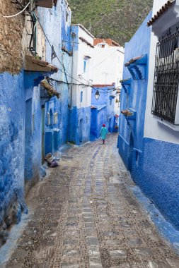 Chefchaouen, Fas, Afrika 'daki geleneksel ve tipik mimari detaylar ve mavi duvarlı ve çeşitli nesnelerle süslenmiş mavi Medine' nin güzel caddesi..