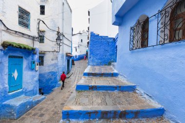 Chefchaouen, Fas, Afrika 'daki geleneksel ve tipik mimari detaylar ve mavi duvarlı ve çeşitli nesnelerle süslenmiş mavi Medine' nin güzel caddesi..