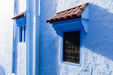 Chefchaouen, Fas, Afrika 'daki geleneksel ve tipik mimari detaylar ve mavi duvarlı ve çeşitli nesnelerle süslenmiş mavi Medine' nin güzel caddesi..