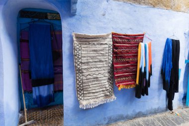 Chefchaouen, Fas, Afrika 'daki geleneksel ve tipik mimari detaylar ve mavi duvarlı ve çeşitli nesnelerle süslenmiş mavi Medine' nin güzel caddesi..