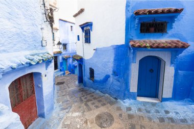 Chefchaouen, Fas, Afrika 'daki geleneksel ve tipik mimari detaylar ve mavi duvarlı ve çeşitli nesnelerle süslenmiş mavi Medine' nin güzel caddesi..
