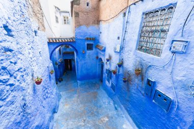 Chefchaouen, Fas, Afrika 'daki geleneksel ve tipik mimari detaylar ve mavi duvarlı ve çeşitli nesnelerle süslenmiş mavi Medine' nin güzel caddesi..