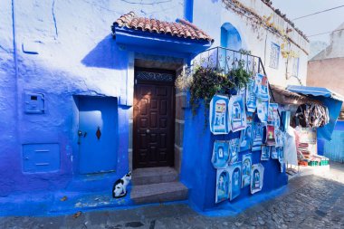 Chefchaouen, Fas, Afrika 'daki geleneksel ve tipik mimari detaylar ve mavi duvarlı ve çeşitli nesnelerle süslenmiş mavi Medine' nin güzel caddesi..