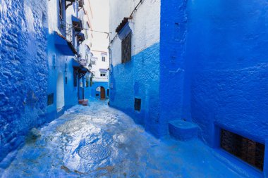 Chefchaouen, Fas, Afrika 'daki geleneksel ve tipik mimari detaylar ve mavi duvarlı ve çeşitli nesnelerle süslenmiş mavi Medine' nin güzel caddesi..
