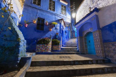 Chefchaouen, Fas, Afrika 'daki geleneksel ve tipik mimari detaylar ve mavi duvarlı ve çeşitli nesnelerle süslenmiş mavi Medine' nin güzel caddesi.. 