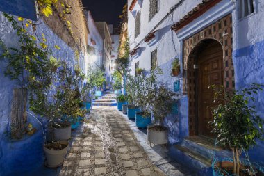 Chefchaouen, Fas, Afrika 'daki geleneksel ve tipik mimari detaylar ve mavi duvarlı ve çeşitli nesnelerle süslenmiş mavi Medine' nin güzel caddesi.. 