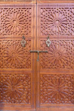 Fas, Fez 'deki sarayın ana ahşap kapısının ayrıntıları. Geleneksel Fas mimari ayrıntıları.