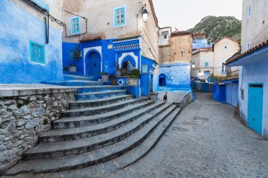 Chefchaouen, Fas 20 Aralık 2019 - Afrika 'daki geleneksel ve tipik Fas mimari detayları ve mavi duvarlı ve çeşitli nesnelerle süslenmiş mavi Medine' nin güzel caddesi.