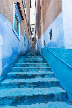 Chefchaouen, Fas 20 Aralık 2019 - Afrika 'daki geleneksel ve tipik Fas mimari detayları ve mavi duvarlı ve çeşitli nesnelerle süslenmiş mavi Medine' nin güzel caddesi.