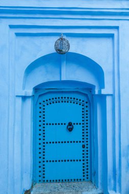 Chefchaouen, Fas 20 Aralık 2019 - Afrika 'daki geleneksel ve tipik Fas mimari detayları ve mavi duvarlı ve çeşitli nesnelerle süslenmiş mavi Medine' nin güzel caddesi.