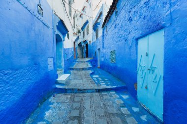 Chefchaouen, Fas 20 Aralık 2019 - Afrika 'daki geleneksel ve tipik Fas mimari detayları ve mavi duvarlı ve çeşitli nesnelerle süslenmiş mavi Medine' nin güzel caddesi.