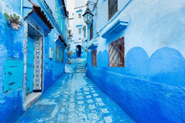 Chefchaouen, Fas 20 Aralık 2019 - Afrika 'daki geleneksel ve tipik Fas mimari detayları ve mavi duvarlı ve çeşitli nesnelerle süslenmiş mavi Medine' nin güzel caddesi.