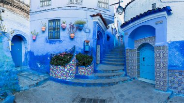 Chefchaouen, Fas 20 Aralık 2019 - Afrika 'daki geleneksel ve tipik Fas mimari detayları ve mavi duvarlı ve çeşitli nesnelerle süslenmiş mavi Medine' nin güzel caddesi.