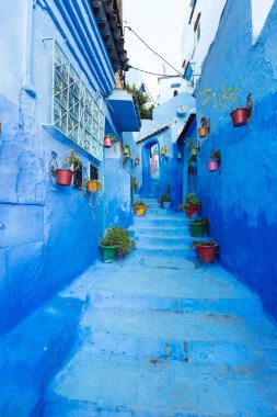 Chefchaouen, Fas 20 Aralık 2019 - Afrika 'daki geleneksel ve tipik Fas mimari detayları ve mavi duvarlı ve çeşitli nesnelerle süslenmiş mavi Medine' nin güzel caddesi.