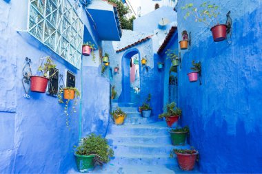 Chefchaouen, Fas 20 Aralık 2019 - Afrika 'daki geleneksel ve tipik Fas mimari detayları ve mavi duvarlı ve çeşitli nesnelerle süslenmiş mavi Medine' nin güzel caddesi.