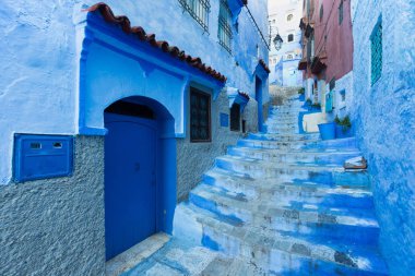 Chefchaouen, Fas 20 Aralık 2019 - Afrika 'daki geleneksel ve tipik Fas mimari detayları ve mavi duvarlı ve çeşitli nesnelerle süslenmiş mavi Medine' nin güzel caddesi.