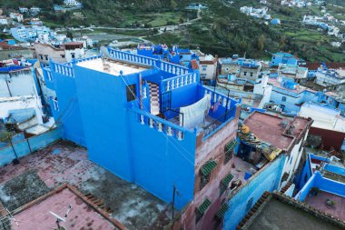 Chefchaouen, Fas 20 Aralık 2019 - Afrika 'daki geleneksel ve tipik Fas mimari detayları ve mavi duvarlı ve çeşitli nesnelerle süslenmiş mavi Medine' nin güzel caddesi.
