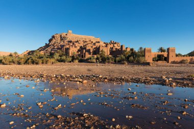 Ait Benhaddou, 1987 'den beri geleneksel Ksarlar ve Unesco dünya mirasının en iyi korunmuş olanı. Ouarzazate yakınlarındaki güçlendirilmiş Ait ben Haddou kasabası Fas' taki sahara çölünün kıyısında..