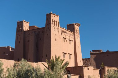 Ait Benhaddou, 1987 'den beri geleneksel Ksarlar ve Unesco dünya mirasının en iyi korunmuş olanı. Ouarzazate yakınlarındaki güçlendirilmiş Ait ben Haddou kasabası Fas' taki sahara çölünün kıyısında..