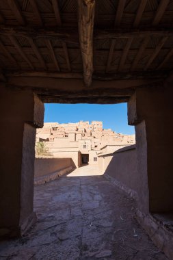 Ait Benhaddou, 1987 'den beri geleneksel Ksarlar ve Unesco dünya mirasının en iyi korunmuş olanı. Ouarzazate yakınlarındaki güçlendirilmiş Ait ben Haddou kasabası Fas' taki sahara çölünün kıyısında..