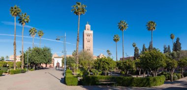 Koutoubia Camii, Fas 'ın Marakeş kentindeki en büyük camidir. Jami al-Kutubiyya, Koutoubia, Kutubiya, Kutubiyya, Kutubiyya ve Booksellers Camii gibi birçok isimle de bilinir. Güneşli bir gün