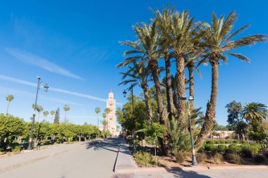 Koutoubia Camii, Fas 'ın Marakeş kentindeki en büyük camidir. Jami al-Kutubiyya, Koutoubia, Kutubiya, Kutubiyya, Kutubiyya ve Booksellers Camii gibi birçok isimle de bilinir. Güneşli bir gün