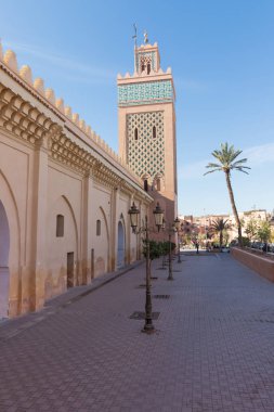 Koutoubia Camii, Fas 'ın Marakeş kentindeki en büyük camidir. Jami al-Kutubiyya, Koutoubia, Kutubiya, Kutubiyya, Kutubiyya ve Booksellers Camii gibi birçok isimle de bilinir. Güneşli bir gün