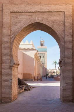 Koutoubia Camii, Fas 'ın Marakeş kentindeki en büyük camidir. Jami al-Kutubiyya, Koutoubia, Kutubiya, Kutubiyya, Kutubiyya ve Booksellers Camii gibi birçok isimle de bilinir. Güneşli bir gün