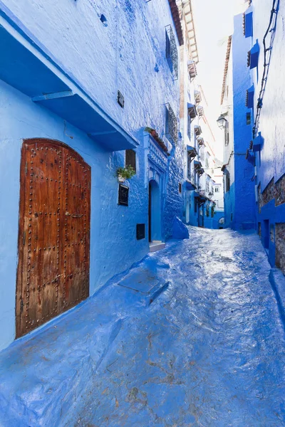 Chefchaouen, Fas, Afrika 'daki geleneksel ve tipik mimari detaylar ve mavi duvarlı ve çeşitli nesnelerle süslenmiş mavi Medine' nin güzel caddesi..