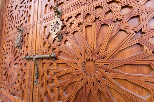 从摩洛哥法兹王宫的主木门上看到的细节 传统的现代建筑细节 — 图库照片