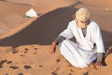 Sahara, Fas, 02-Ocak-2020. Popüler Merzouga çölünde kum tepecikli bir bedevi portresi. Geleneksel kıyafetleriyle Tuareg 'li adam.
