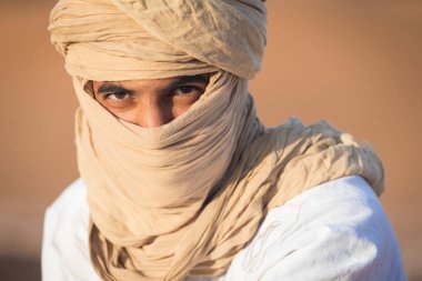 Sahara, Fas, 02-Ocak-2020. Popüler Merzouga çölünde kum tepecikli bir bedevi portresi. Geleneksel kıyafetleriyle Tuareg 'li adam.