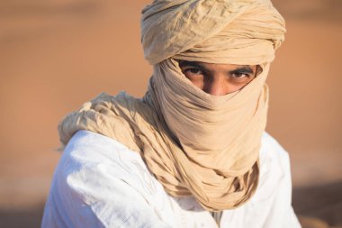 Sahara, Fas, 02-Ocak-2020. Popüler Merzouga çölünde kum tepecikli bir bedevi portresi. Geleneksel kıyafetleriyle Tuareg 'li adam.