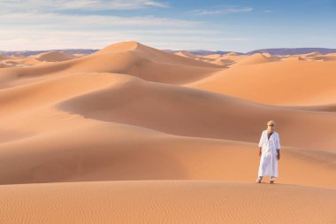 Sahara, Fas, 02-Ocak-2020. Turistik Merzouga Çölü 'nde sarıklı bir bedevinin portresi. Geleneksel kıyafetleriyle Tuareg 'li adam.