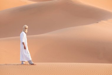 Sahara, Fas, 02-Ocak-2020. Turistik Merzouga Çölü 'nde sarıklı bir bedevinin portresi. Geleneksel kıyafetleriyle Tuareg 'li adam.