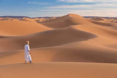 Sahara, Fas, 02-Ocak-2020. Turistik Merzouga Çölü 'nde sarıklı bir bedevinin portresi. Geleneksel kıyafetleriyle Tuareg 'li adam.