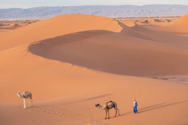 Sahara, Fas, 02-Ocak-2020. Popüler Merzouga çölünde kum tepecikli bir bedevi portresi. Geleneksel kıyafetleriyle Tuareg 'li adam.