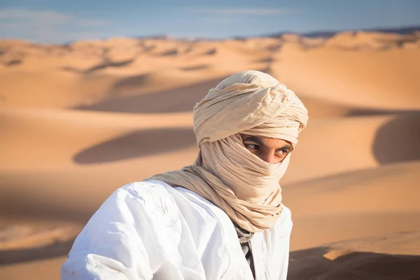 Sahara Marruecos Enero 2020 Retrato Nómada Beduino Con Duna Arena — Foto de Stock